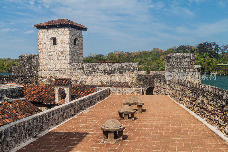 圣费利佩城堡(Castillo de San Felipe)，位于危地马拉东部伊萨巴尔湖(Lake Izabal)入口处的西班牙殖民堡垒